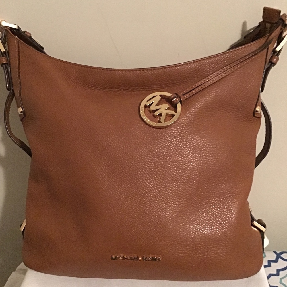 🔥Michael Kors, soft leather, see pics. stains on inside, nothing gross/sticky